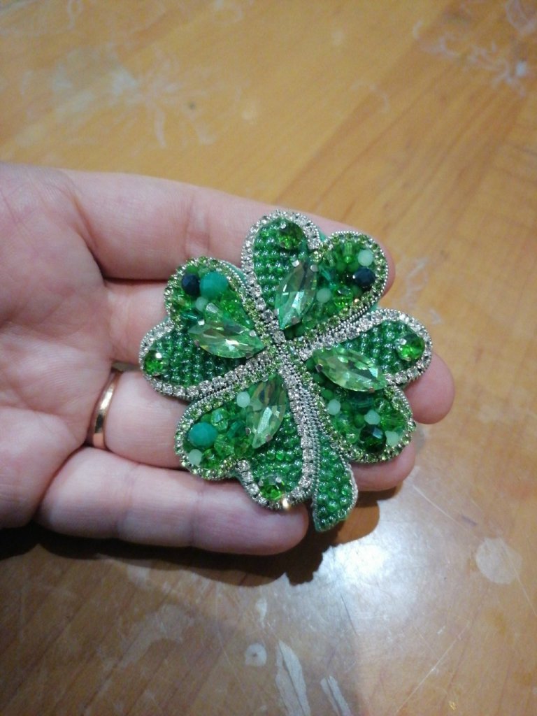 Брошь четырехлистник