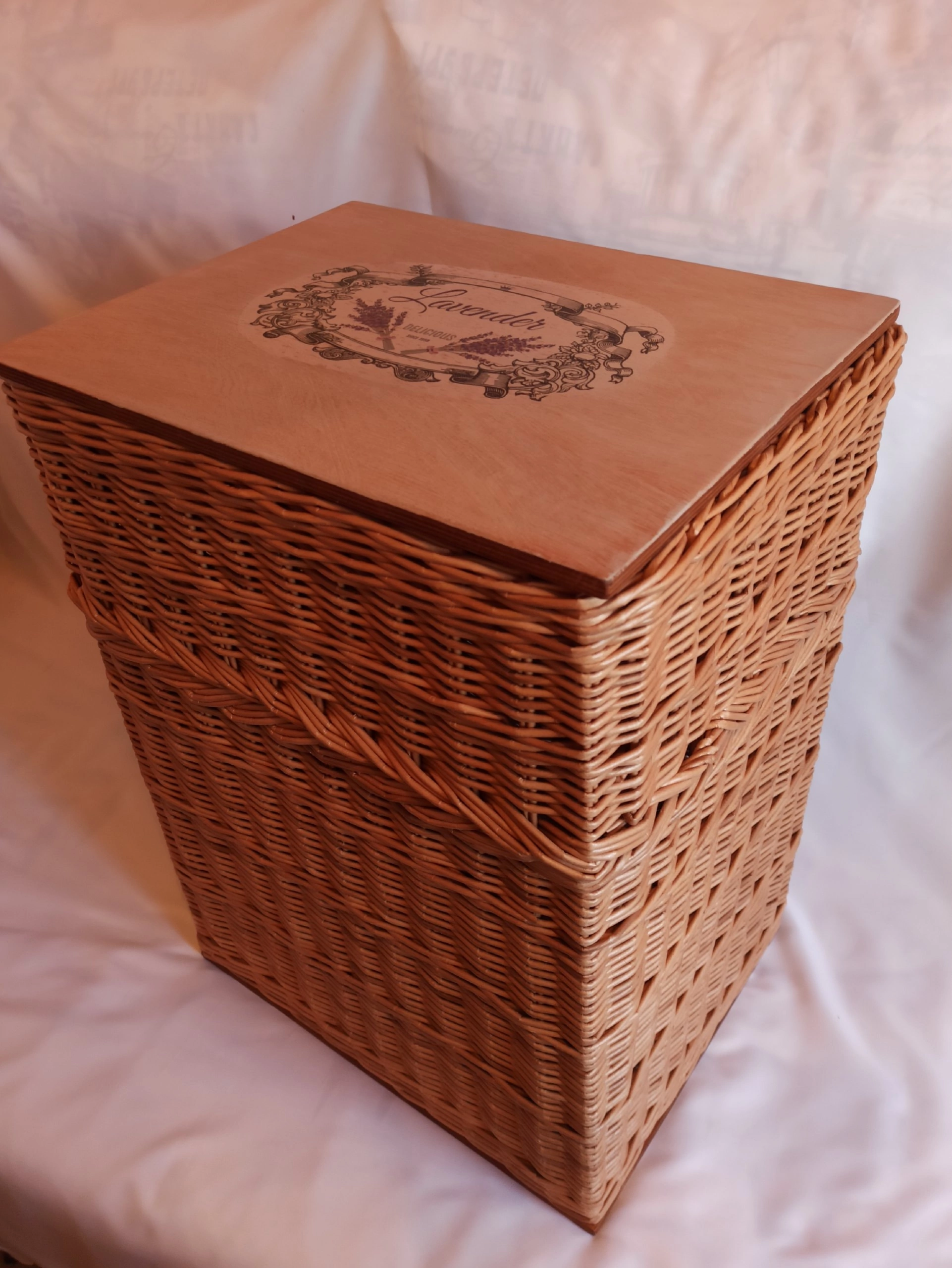 Плетеный короб для белья