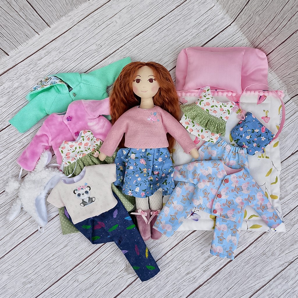 Кукла с одеждой и постелькой ?