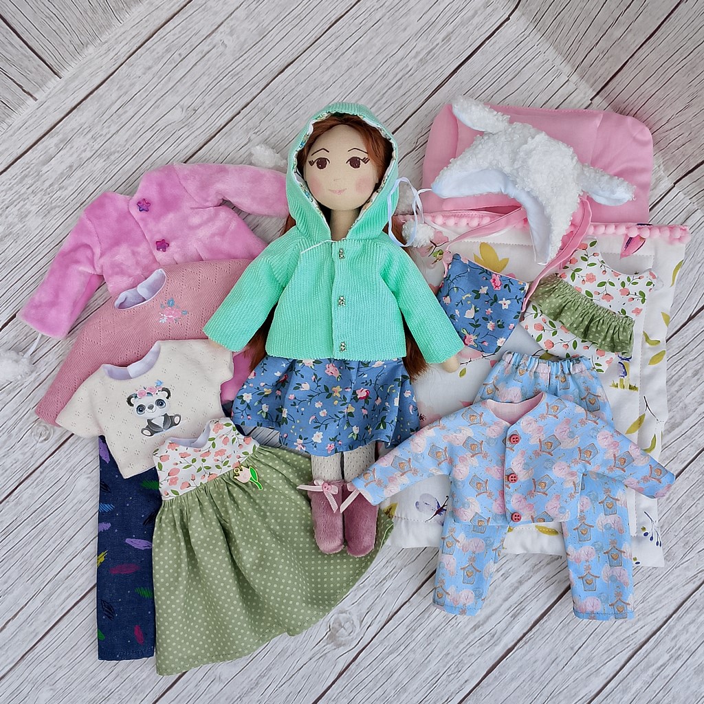 Кукла с одеждой и постелькой ?