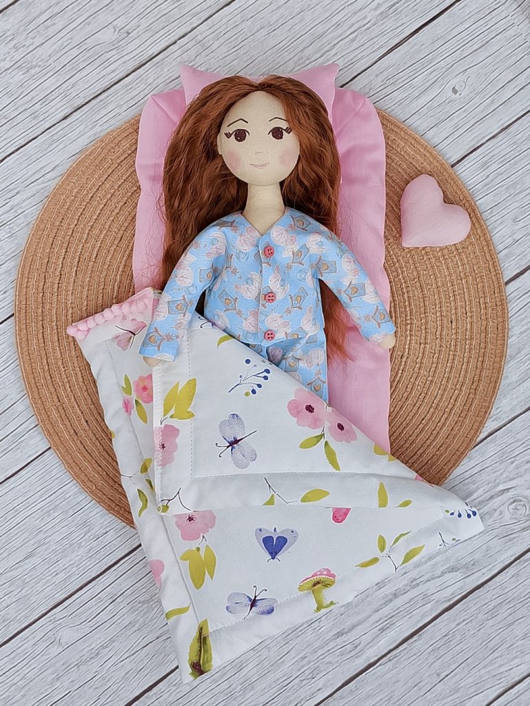 Кукла с одеждой и постелькой ?