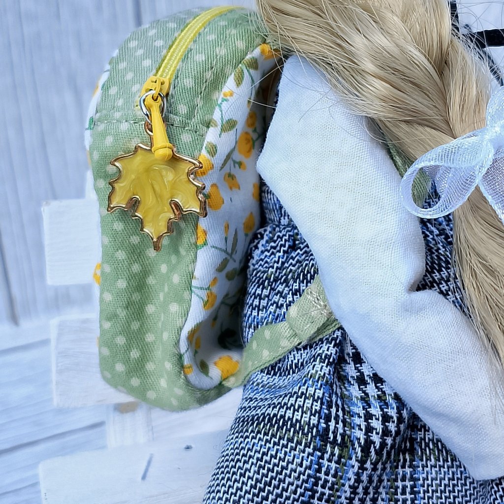 Кукла-школьница с набором одежды ?