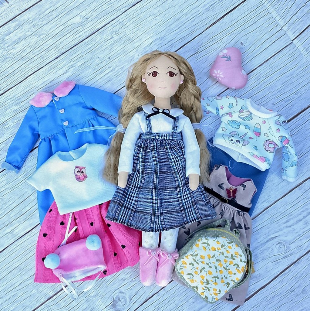 Кукла-школьница с набором одежды ?