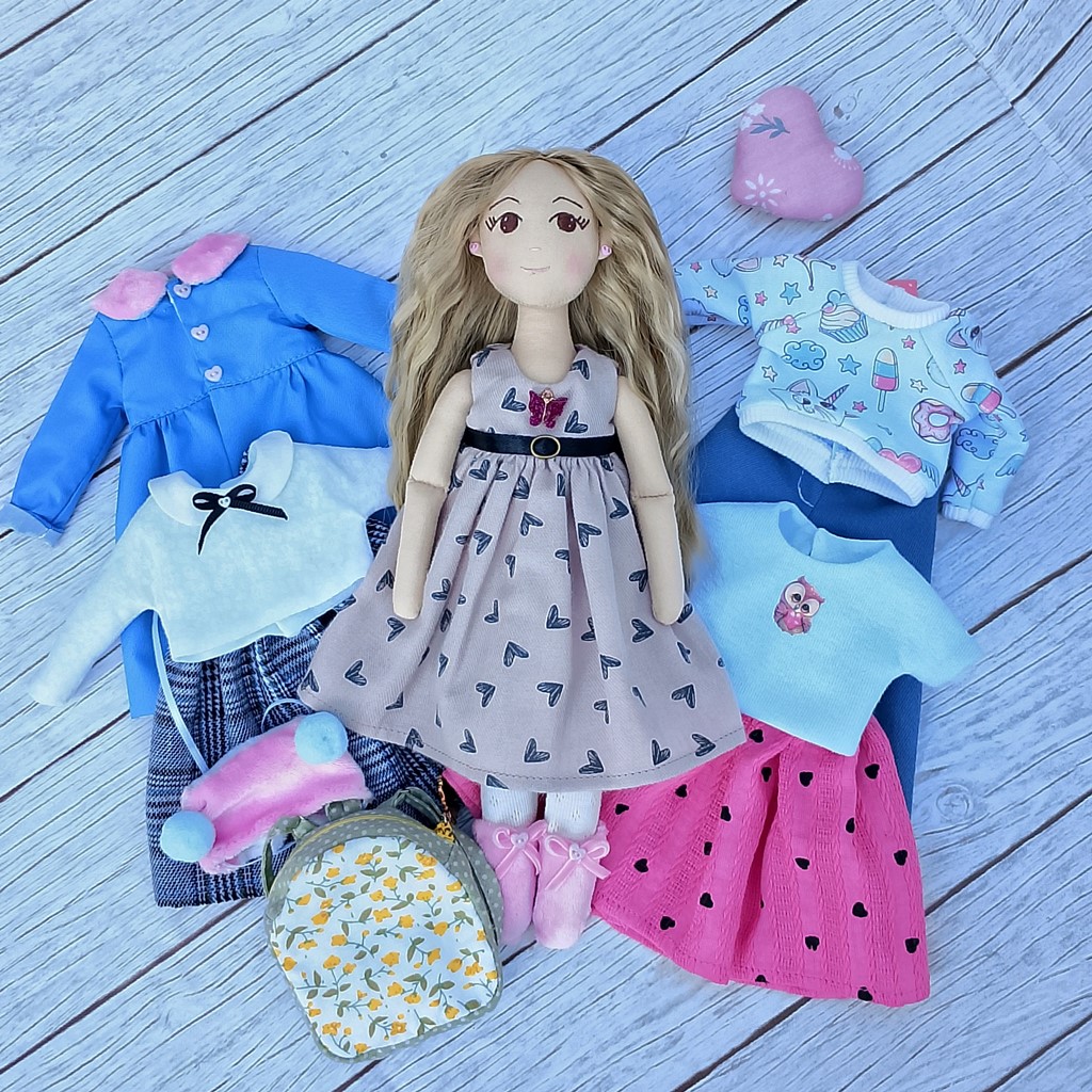 Кукла-школьница с набором одежды ?