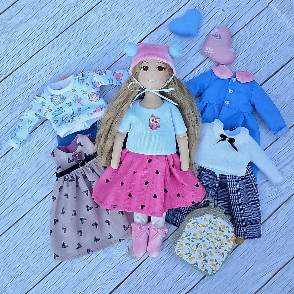 Кукла-школьница с набором одежды ?