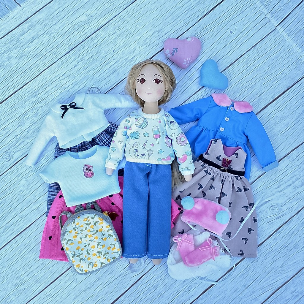 Кукла-школьница с набором одежды ?