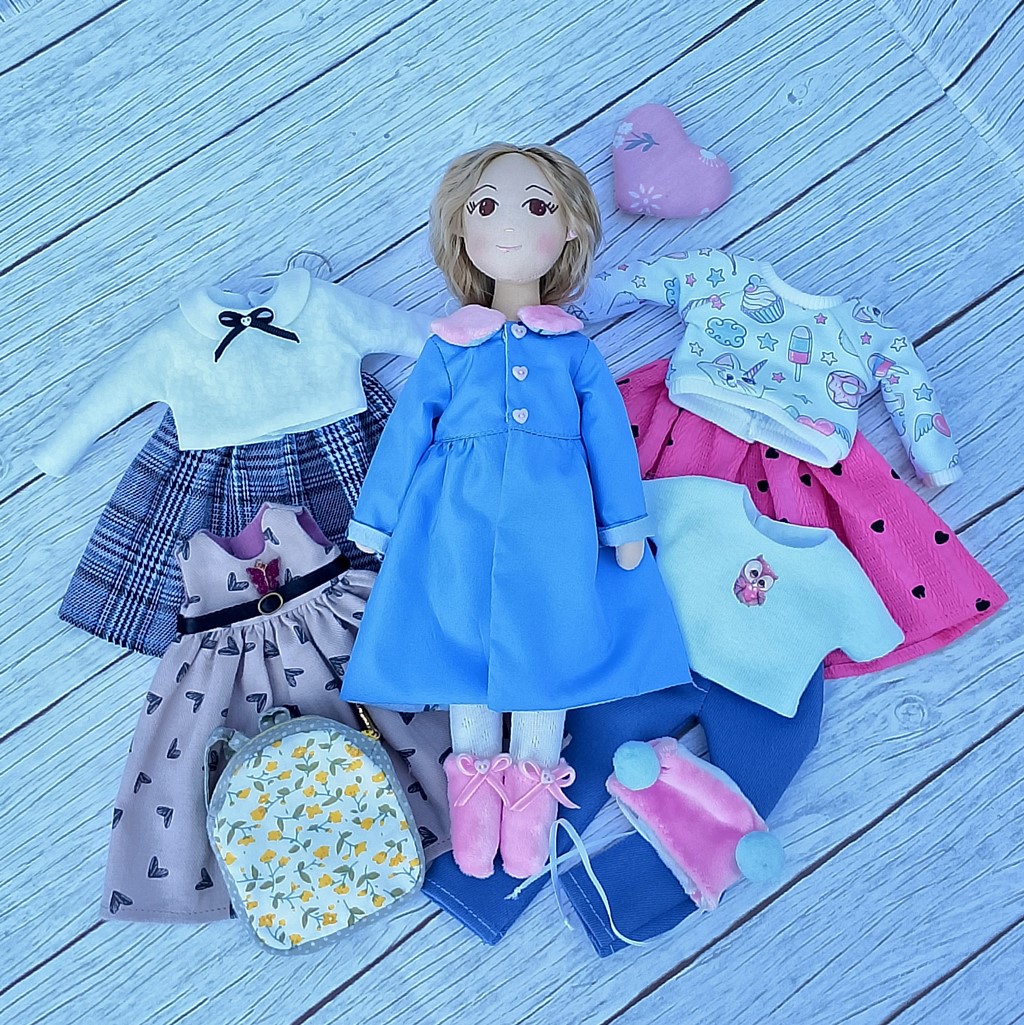 Кукла-школьница с набором одежды ?