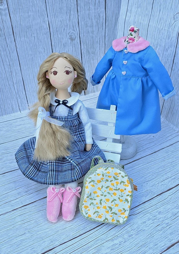 Кукла-школьница с набором одежды ?