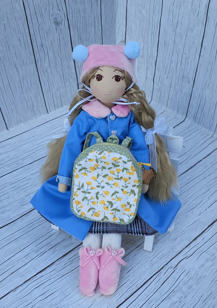 Кукла-школьница с набором одежды ?