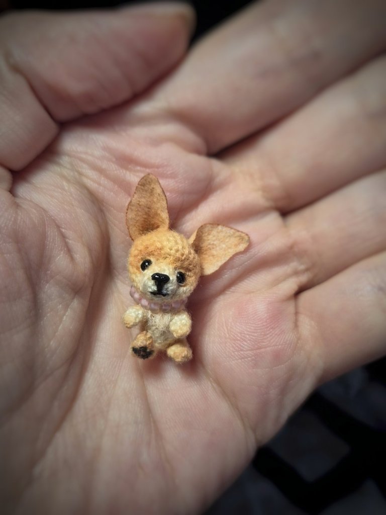 Вязаная миниатюрная игрушка чихуахуа Печенька