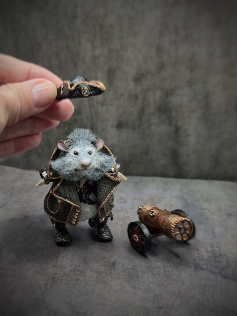 Вязаная миниатюрная игрушка Крысик-пират Джонни Сильверино