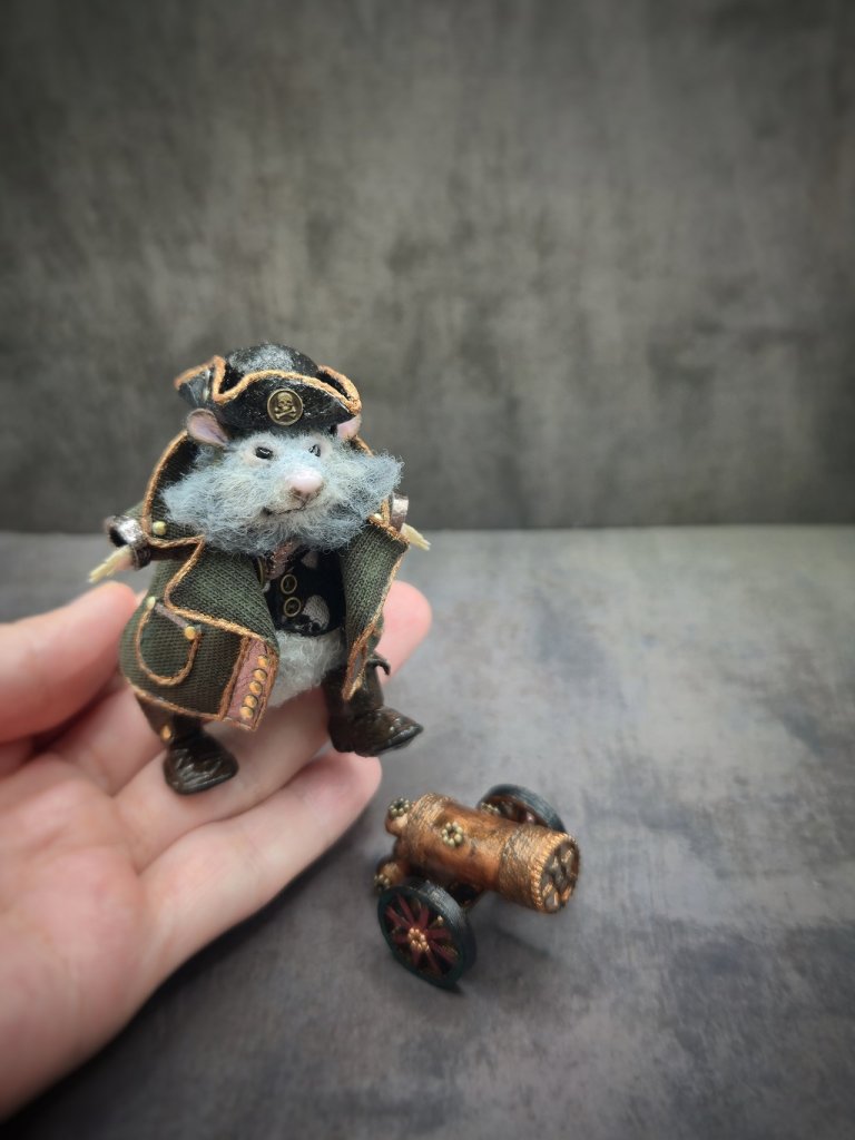 Вязаная миниатюрная игрушка Крысик-пират Джонни Сильверино