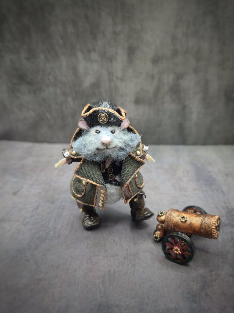 Вязаная миниатюрная игрушка Крысик-пират Джонни Сильверино