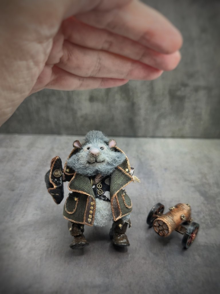 Вязаная миниатюрная игрушка Крысик-пират Джонни Сильверино