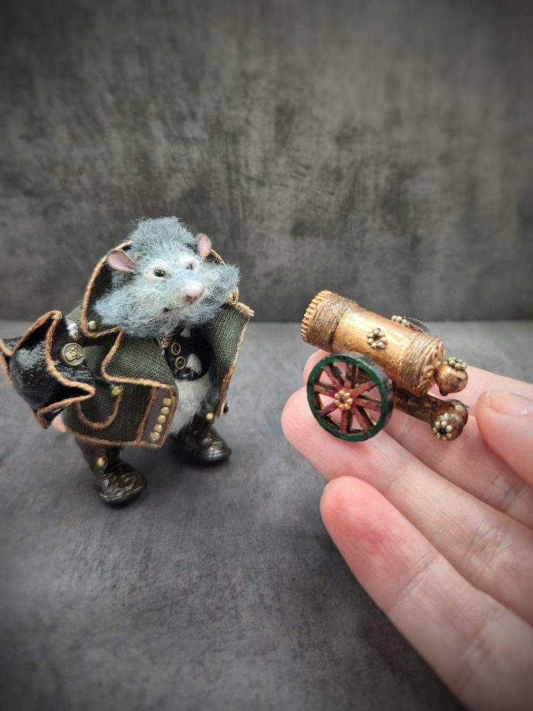 Вязаная миниатюрная игрушка Крысик-пират Джонни Сильверино