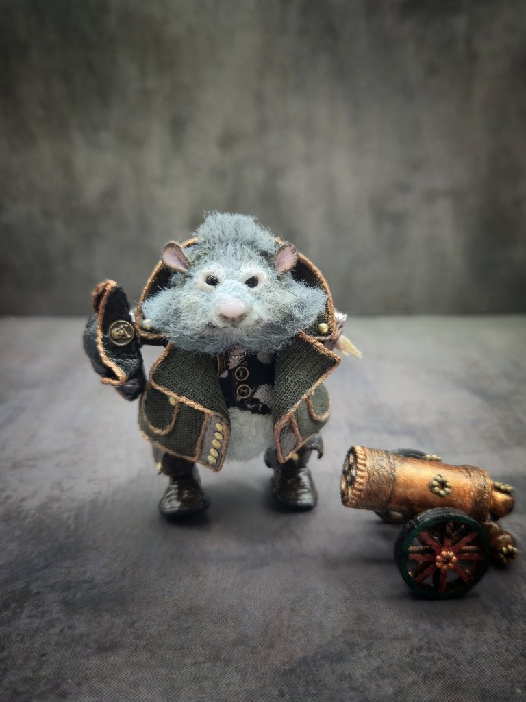 Вязаная миниатюрная игрушка Крысик-пират Джонни Сильверино