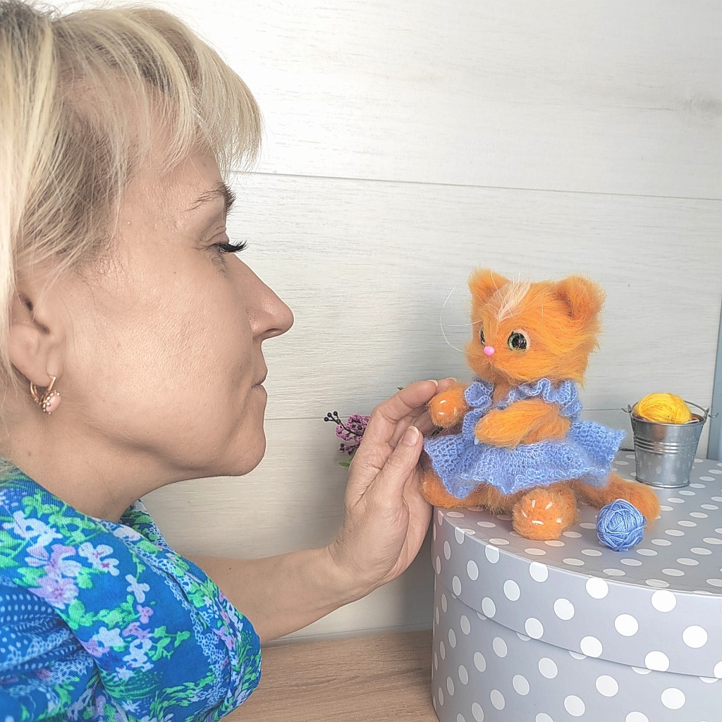 ИГРУШКА РУЧНОЙ РАБОТЫ,ВЯЗАНЫЙ КОТЕНОК В ГОЛУБОМ ПЛАТЬЕ МЯГКАЯ ИГРУШКА