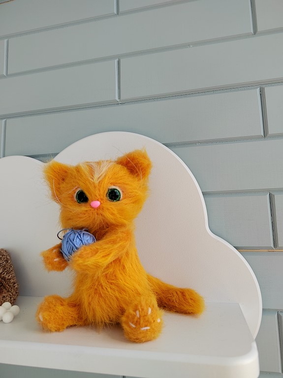 ИГРУШКА РУЧНОЙ РАБОТЫ,ВЯЗАНЫЙ КОТЕНОК В ГОЛУБОМ ПЛАТЬЕ МЯГКАЯ ИГРУШКА