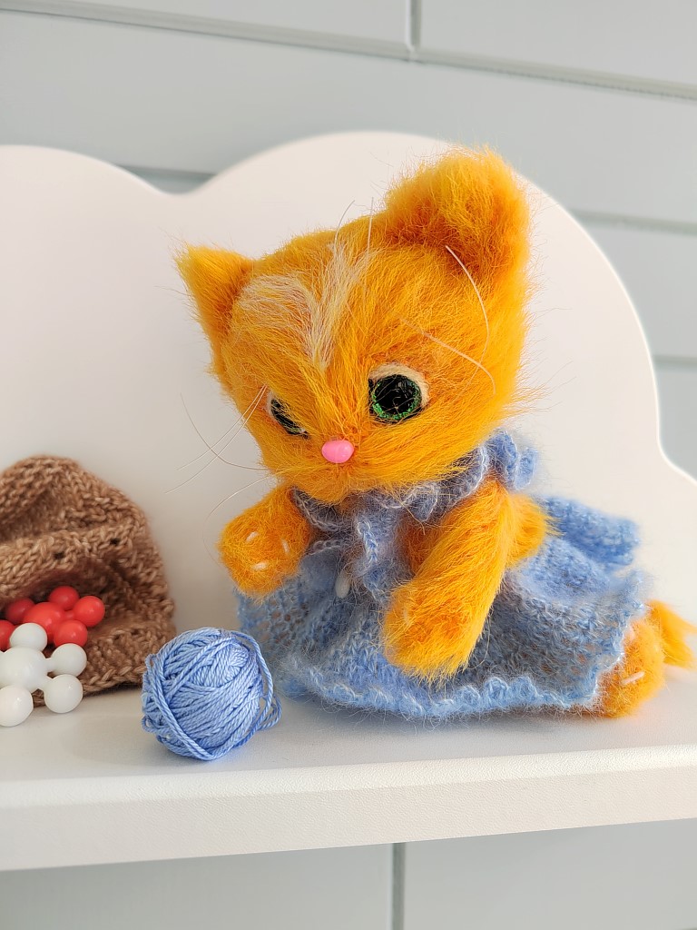 ИГРУШКА РУЧНОЙ РАБОТЫ,ВЯЗАНЫЙ КОТЕНОК В ГОЛУБОМ ПЛАТЬЕ МЯГКАЯ ИГРУШКА
