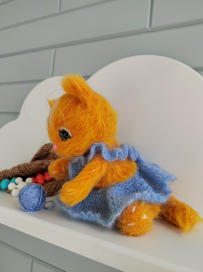 ИГРУШКА РУЧНОЙ РАБОТЫ,ВЯЗАНЫЙ КОТЕНОК В ГОЛУБОМ ПЛАТЬЕ МЯГКАЯ ИГРУШКА