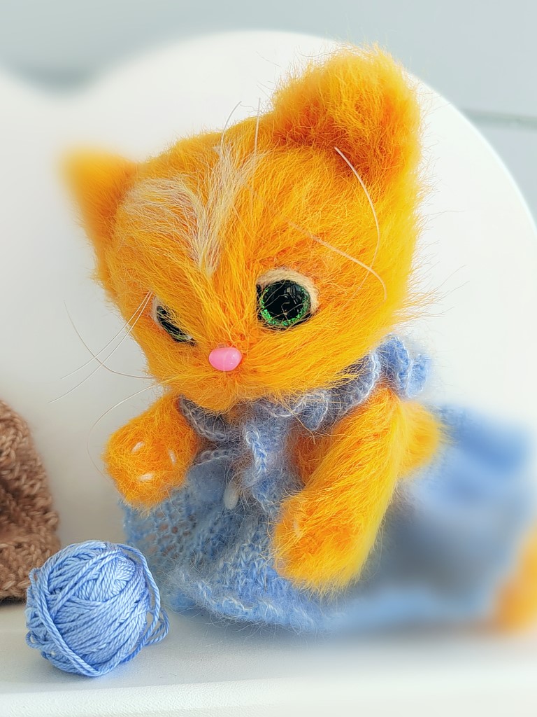 ИГРУШКА РУЧНОЙ РАБОТЫ,ВЯЗАНЫЙ КОТЕНОК В ГОЛУБОМ ПЛАТЬЕ МЯГКАЯ ИГРУШКА