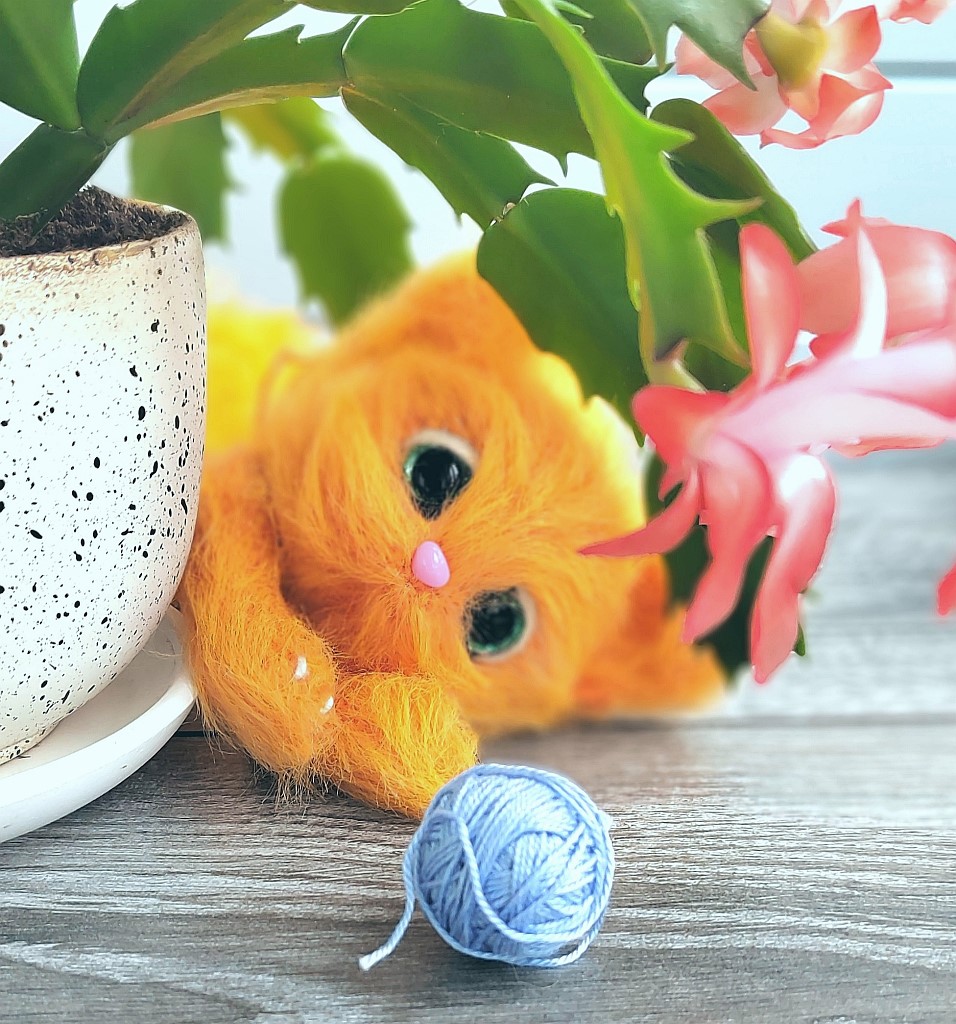 ИГРУШКА РУЧНОЙ РАБОТЫ,ВЯЗАНЫЙ КОТЕНОК В ГОЛУБОМ ПЛАТЬЕ МЯГКАЯ ИГРУШКА