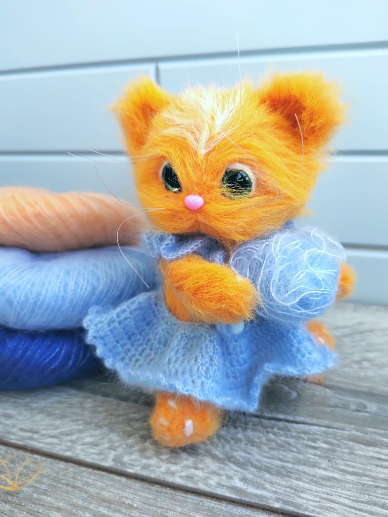 ИГРУШКА РУЧНОЙ РАБОТЫ,ВЯЗАНЫЙ КОТЕНОК В ГОЛУБОМ ПЛАТЬЕ МЯГКАЯ ИГРУШКА