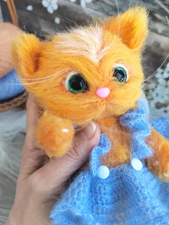 ИГРУШКА РУЧНОЙ РАБОТЫ,ВЯЗАНЫЙ КОТЕНОК В ГОЛУБОМ ПЛАТЬЕ МЯГКАЯ ИГРУШКА