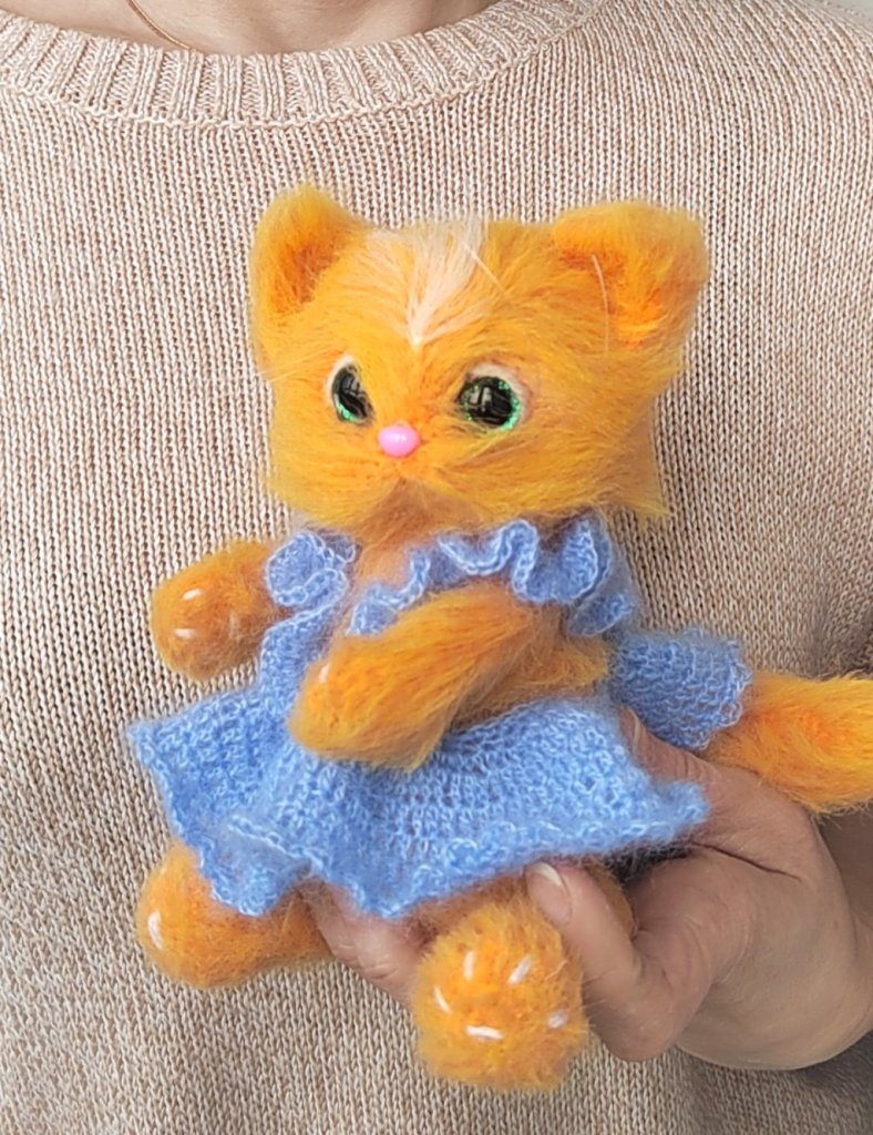 ИГРУШКА РУЧНОЙ РАБОТЫ,ВЯЗАНЫЙ КОТЕНОК В ГОЛУБОМ ПЛАТЬЕ МЯГКАЯ ИГРУШКА