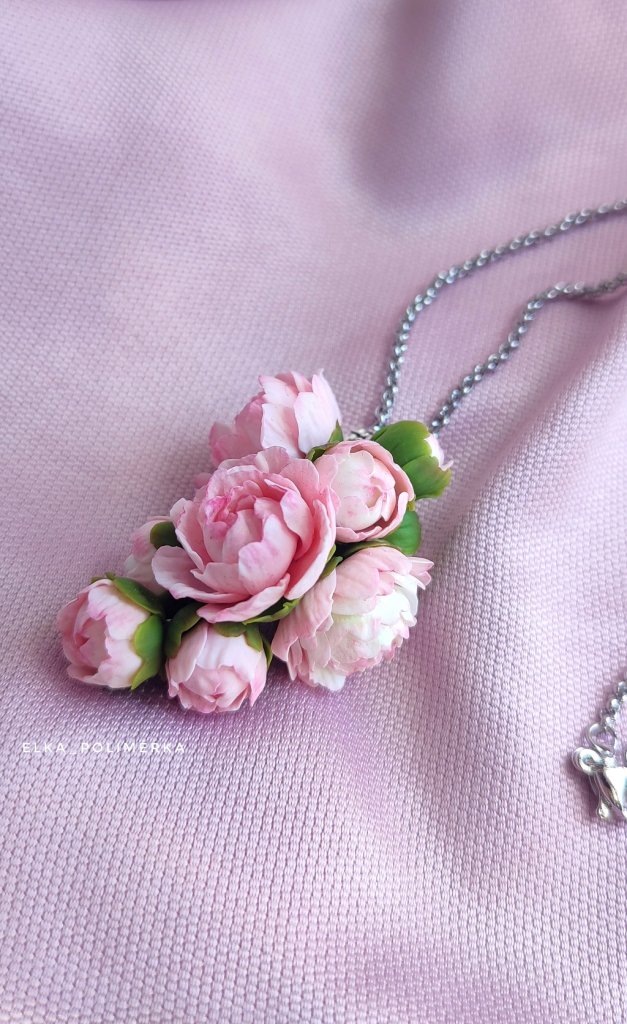 Подвеска с пионами