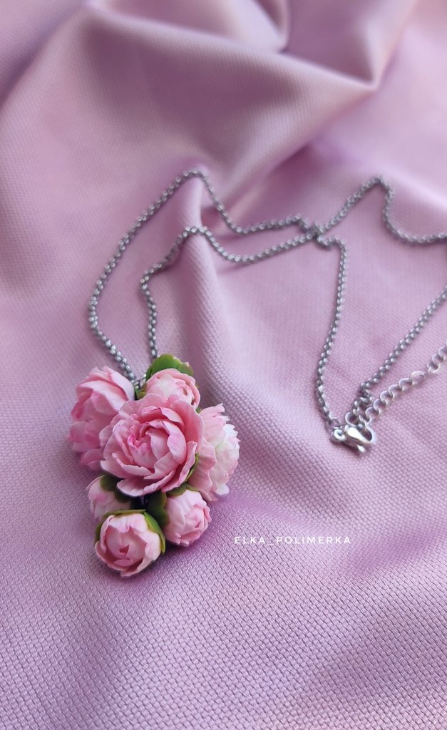 Подвеска с пионами