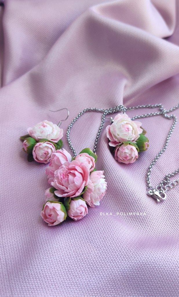 Подвеска с пионами