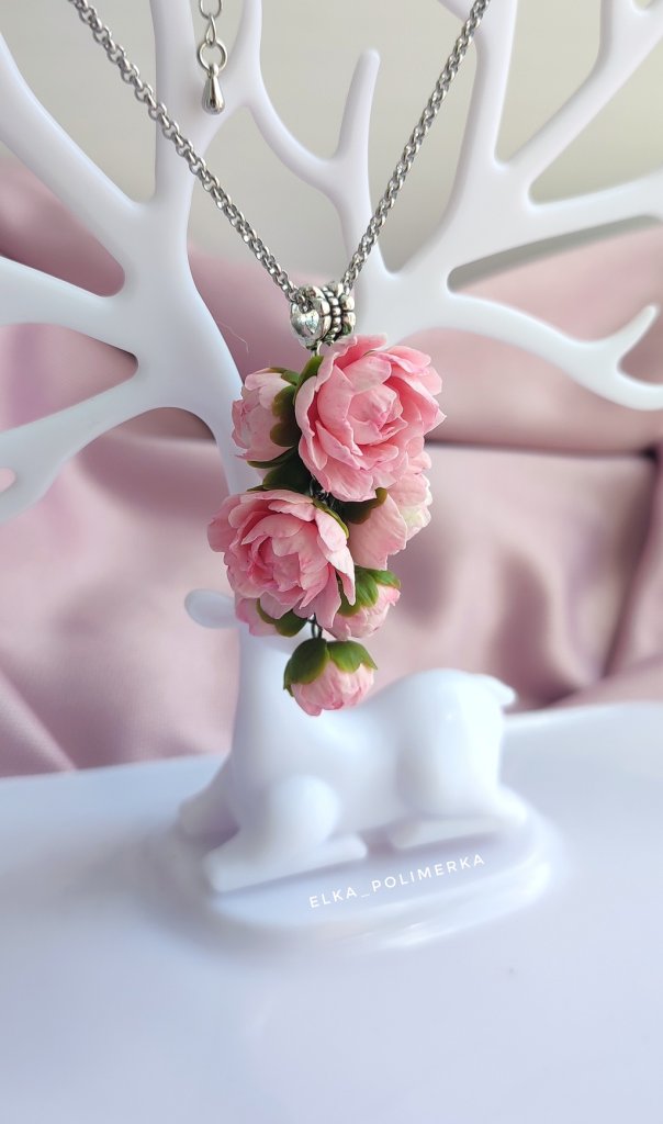 Подвеска с пионами