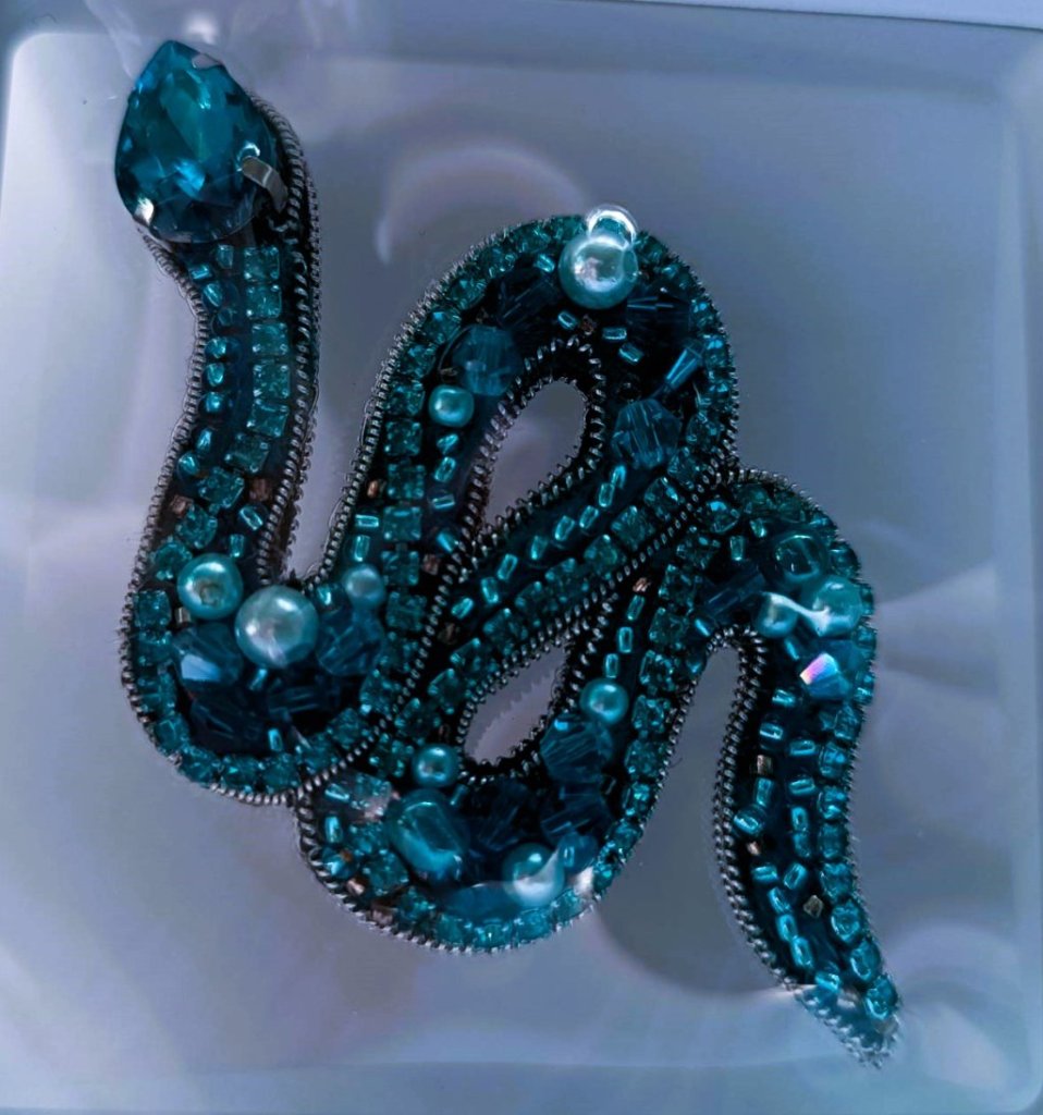 Брошь «Голубая змейка»