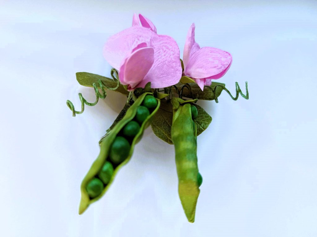 Брошь из фоамирана «Душистый горошек»