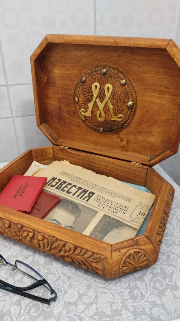 Подарок на свадьбу. Большая резная шкатулка Древо Рода с монограммой