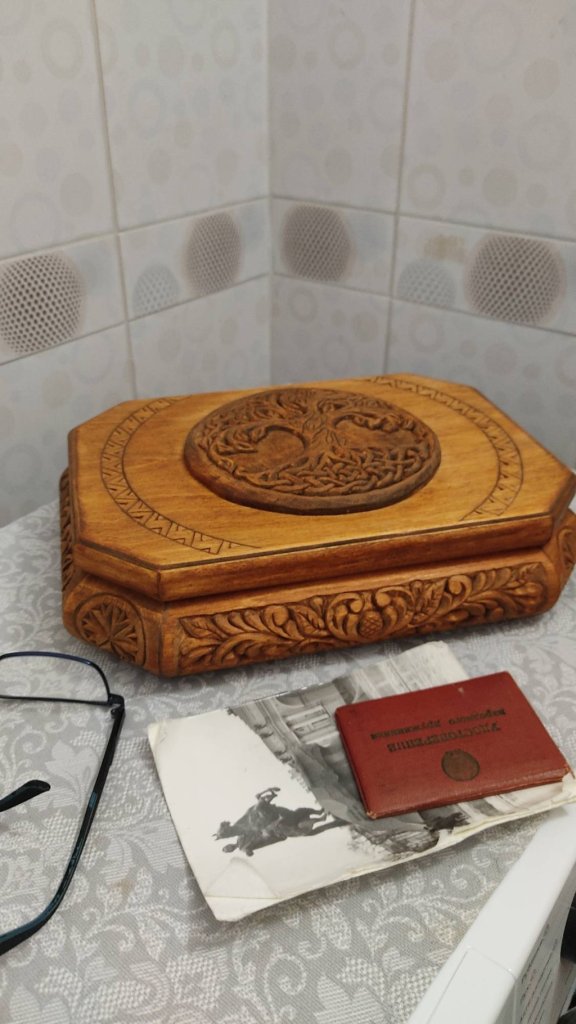 Подарок на свадьбу. Большая резная шкатулка Древо Рода с монограммой