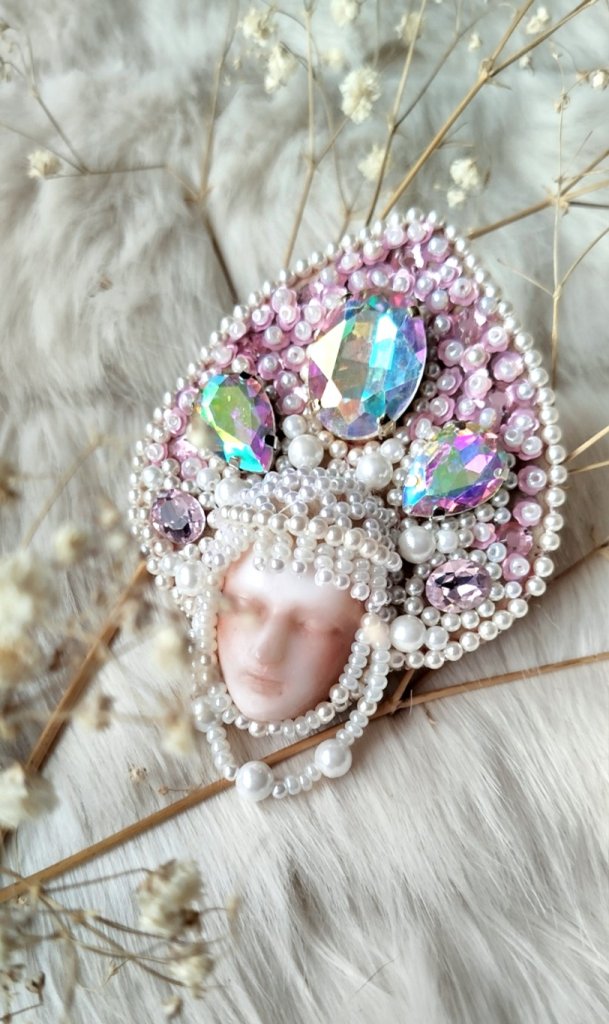 Брошь из бисера Василиса Прекрасная