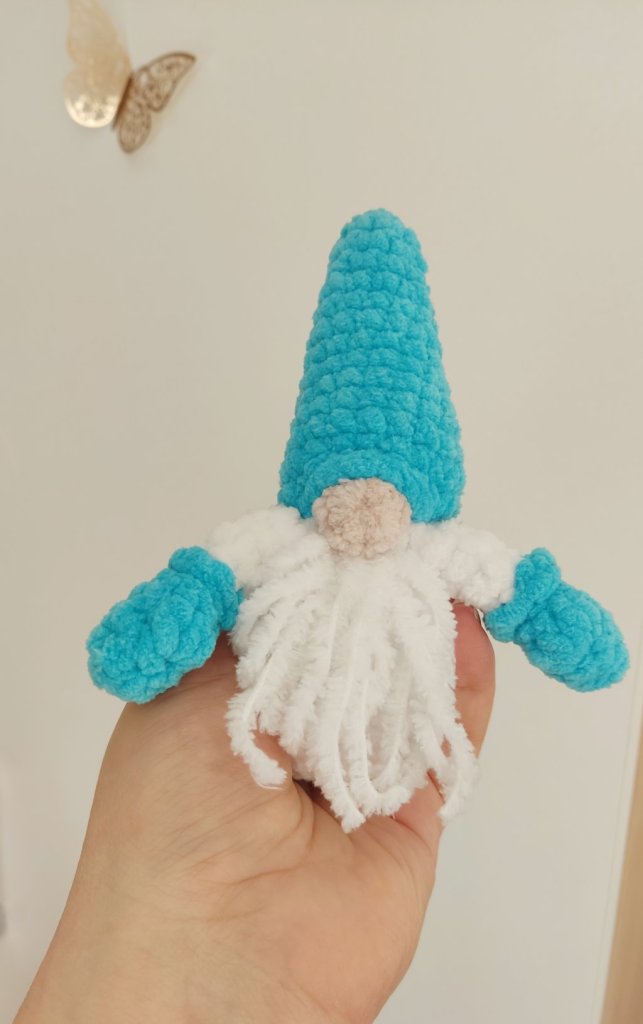 Брелок вязаный гном