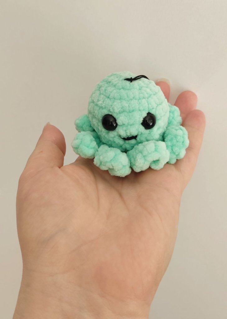 Брелок вязаный осьминожка