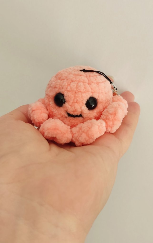 Брелок вязаный осьминожка