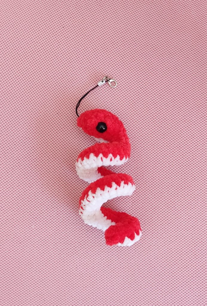 Брелок вязаный змейка