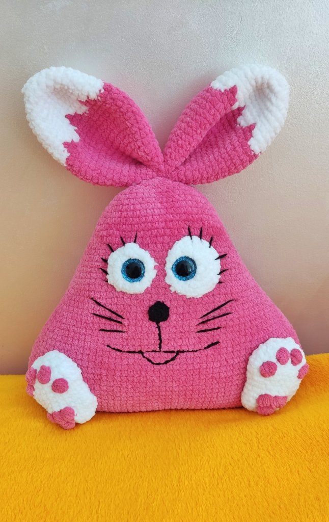 Вязаная плюшевая игрушка-подушка зайчик