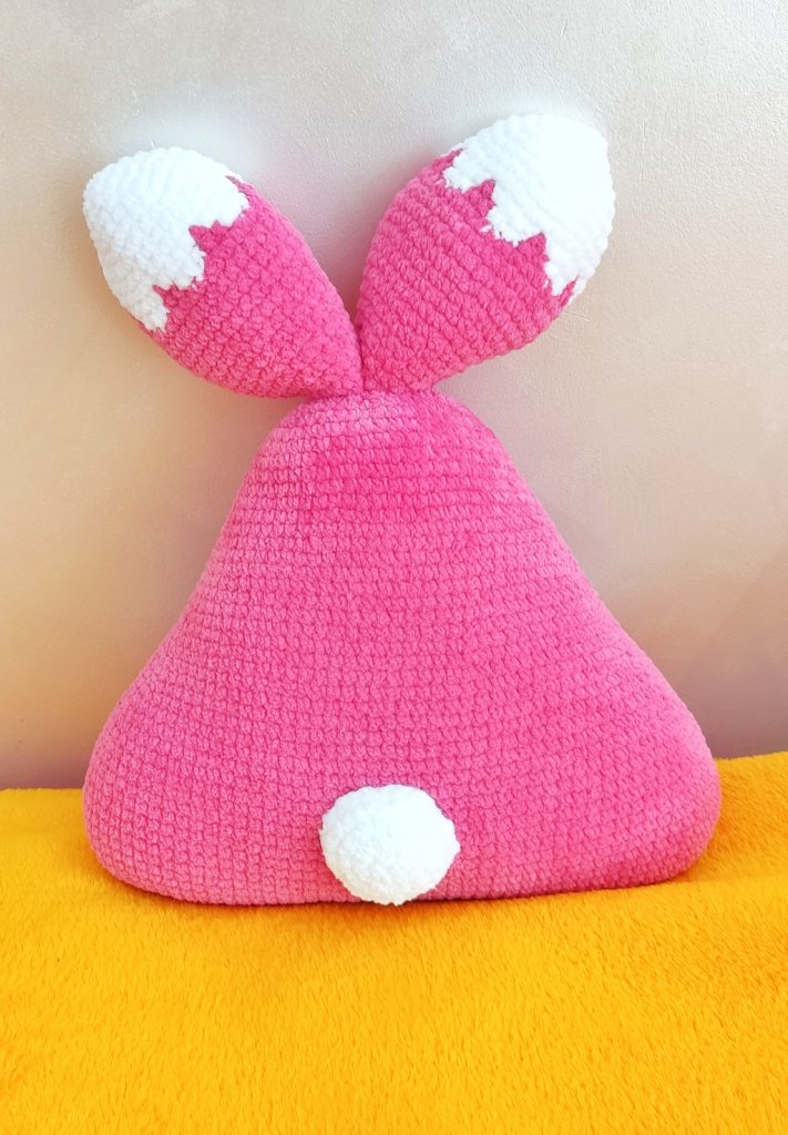 Вязаная плюшевая игрушка-подушка зайчик