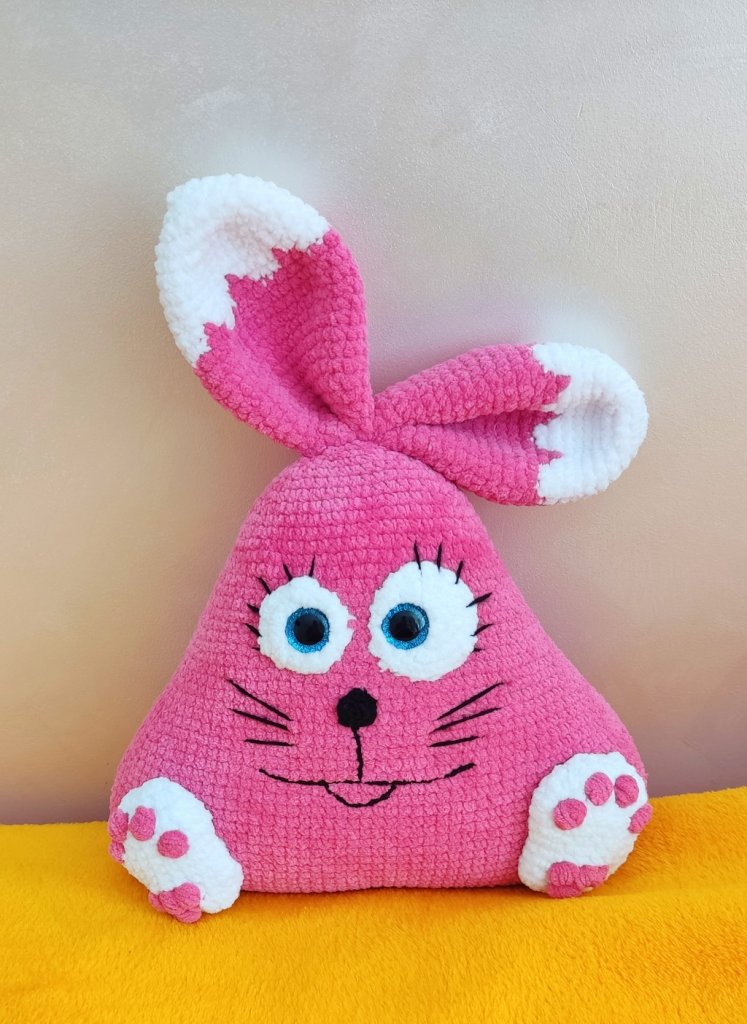 Вязаная плюшевая игрушка-подушка зайчик