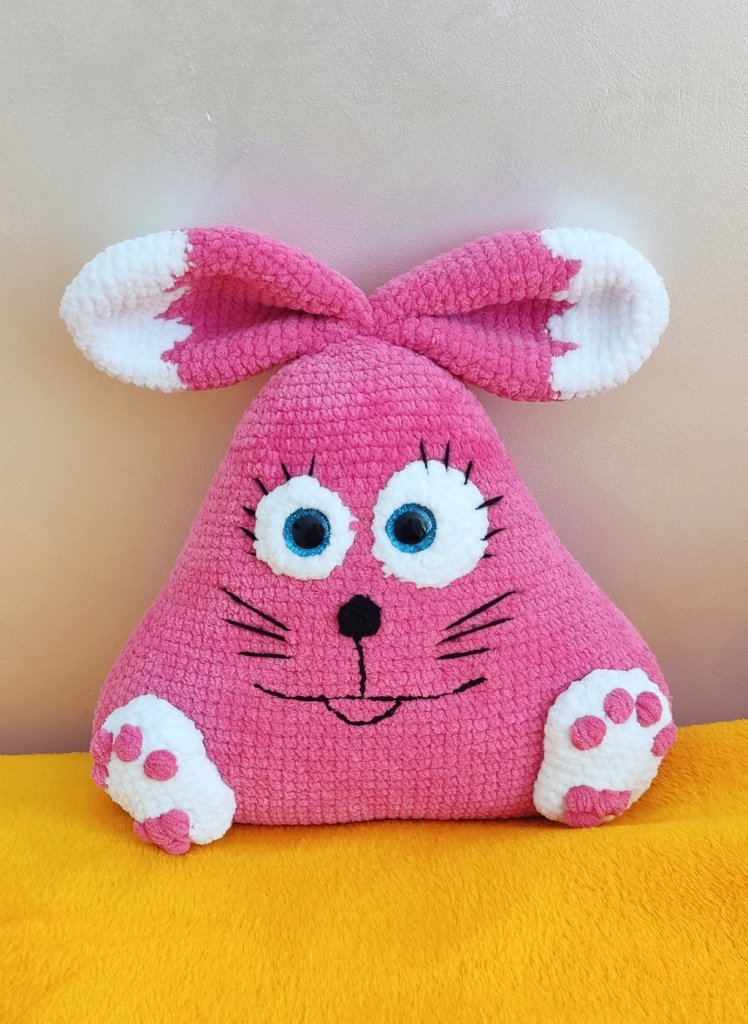 Вязаная плюшевая игрушка-подушка зайчик