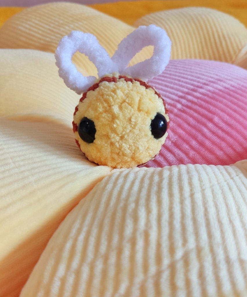 Брелок вязаный плюшевый пчелка