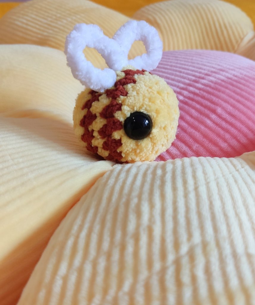 Брелок вязаный плюшевый пчелка