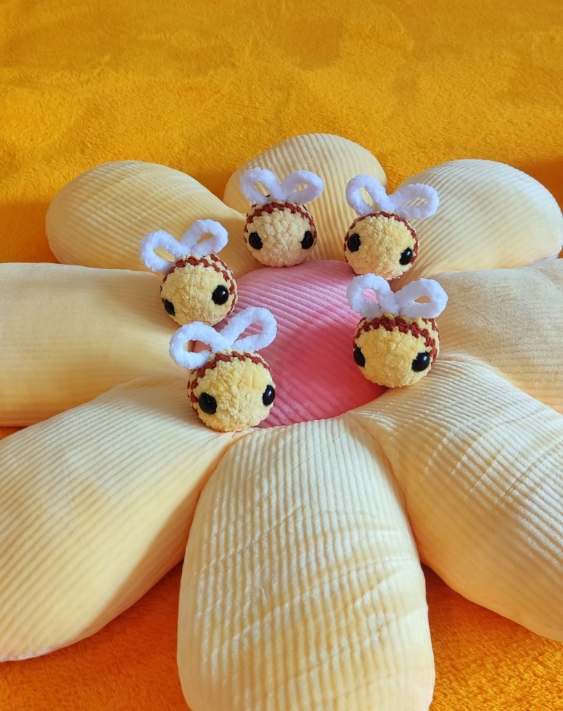 Брелок вязаный плюшевый пчелка