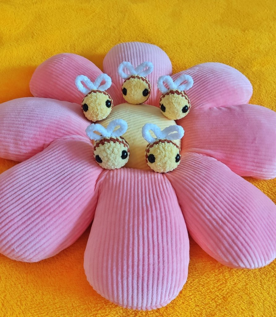 Брелок вязаный плюшевый пчелка